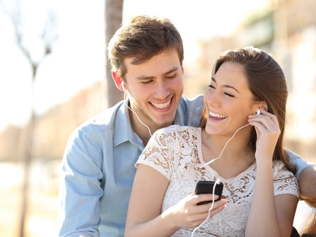Couple listening to the music from a smart phone